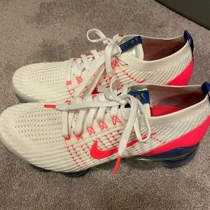 Woman’s Size 10 Vapormax FlyKnit 3 Tennis Shoes